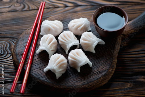 Photographie Gros plan de boulettes chinoises assises avec une sauce soja