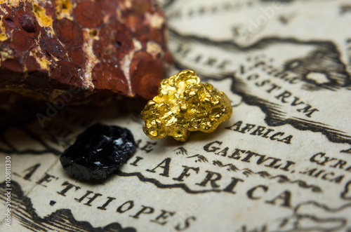 Fotomural Primer plano de los depósitos de mineral (oro, carbón y bauxita) y un mapa antig