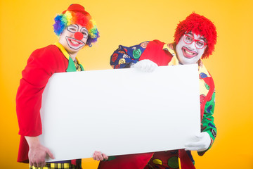 partyclowns mit werbeschild