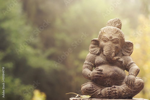 Fotografía ganesha deity stone statue