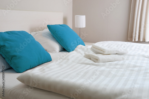 Zdjęcie XXL Podwójne łóżko w pokoju hotelowym. Nocleg