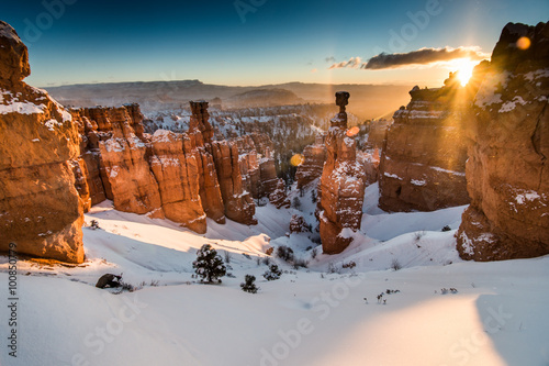 Fotomural Hoodoos Covered in Winter Snow in Bryce Canyon National Park, Utah