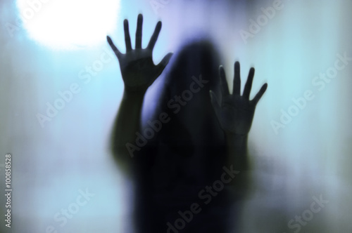Fotografia Woman behind the matte glass. Blurry hand and body figure