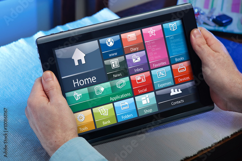 Fotografía man working with the software of tablet pc at home / businessman in the office h