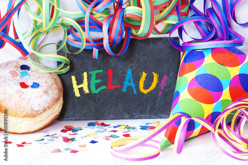 Foto Stock Fasching, Karneval, Fastnacht Tafel mit Schrift &quot;Helau!&quot; und Faschingsdekoration