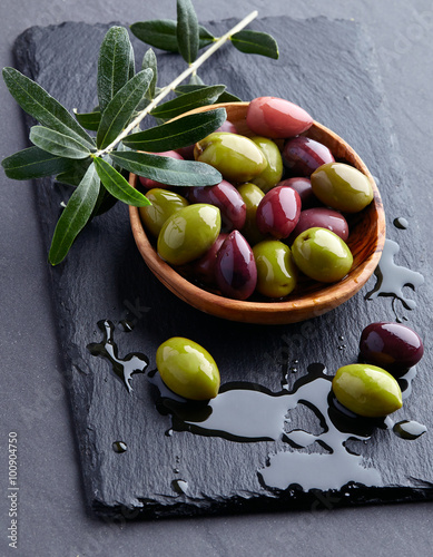 Olives sur un fond noir Poster Mural XXL