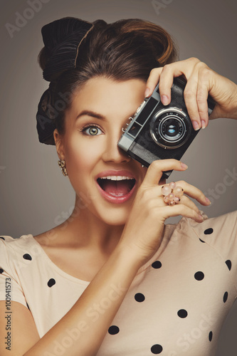 Obraz w ramie Girl with retro camera