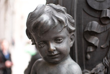 Stone boy. Скульптура мальчик на белом фоне. Плачущий мальчик скульптура Дзержинск. Boy in Stone. Статуя мальчик с чем то на голове.