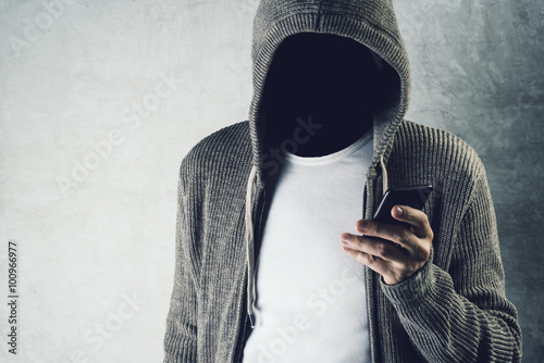 Fotomural Encapuchado sin rostro usando el teléfono móvil, el robo de identidad Concep