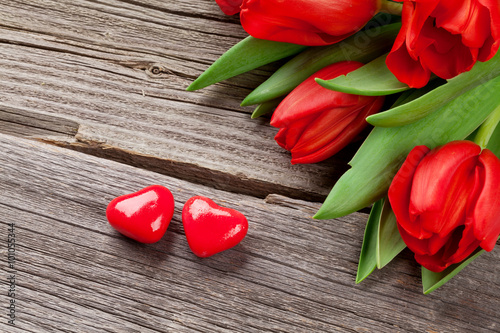 czerwone-tulipany-i-cukierki-w-ksztalcie-serc