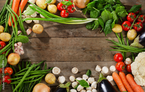 Fotografía Fresh organic vegetables. Healthy Food background.