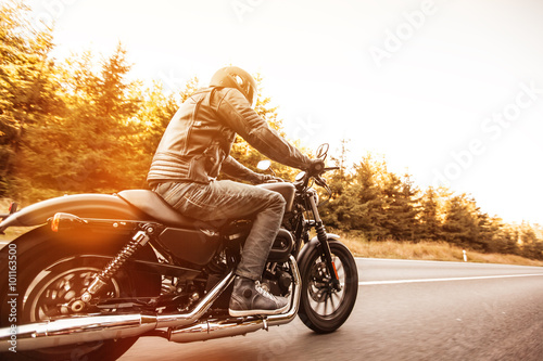 Fotomural El hombre del asiento en la motocicleta en la carretera forestal.