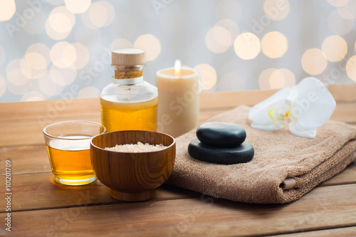 Fotografia close up of salt, massage oil and bath stuff