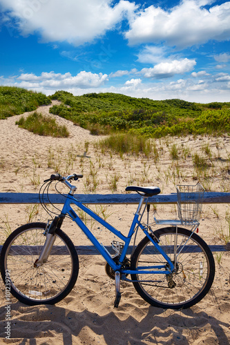 niebieski-rower-przy-barierce-na-wydmach-piaskowych