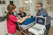 La clinique vétérinaire un équipement d'échographie  qui permet d'observer la forme la structure le fonctionnement des organes.