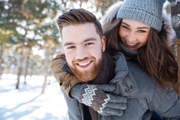 Poster - Smling couple walking in winter park