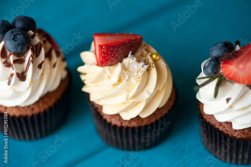 Foto-Leinwand mit Rahmen - three cupcake with vanilla cream (von Massel Marina)