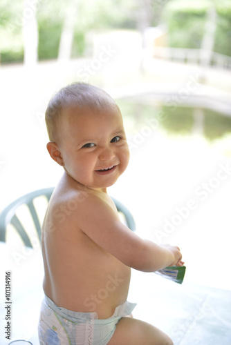 Tete De Bebe Petite Fille Qui Rigole Avec Une Couche Stock Photo Adobe Stock