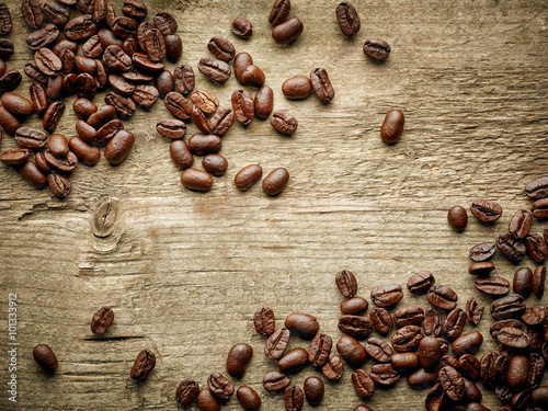 Naklejka na szybę Coffee beans on wooden table