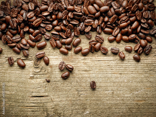 Tapeta ścienna na wymiar coffee beans on wooden table