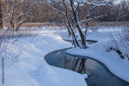 Foto-Schiebegardine ohne Schienensystem - Winter landscape with a stream on a sunny winter day (von Igor Gorshkov)