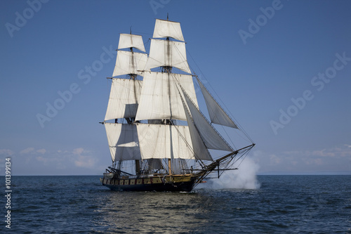 Fotografie, Obraz Tall ship s kanóny střílející plachtění na modré vody