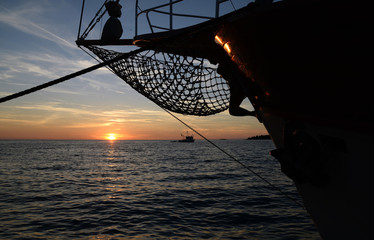 Wall Mural - Schiff bei Sonnenuntergang