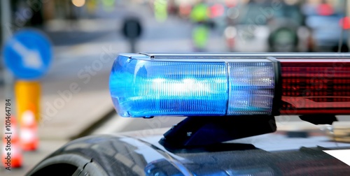 Fotografía Azul con destellos vehículo de la policía durante un control de carretera