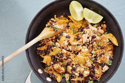 Fotografie, Obraz Vegan tofu Scramble chilaquiles s fazolemi, jarní cibulkou a limetkou