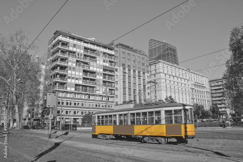 milan-i-tramwaj-w-lombardia-wlochy-mediolan-i-pociag-w-mediolanie-we-wloszech