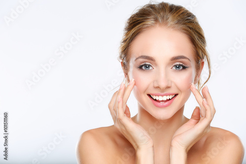 Zdjęcie XXL Młoda kobieta dotyka jej twarz odizolowywającą na białym tle