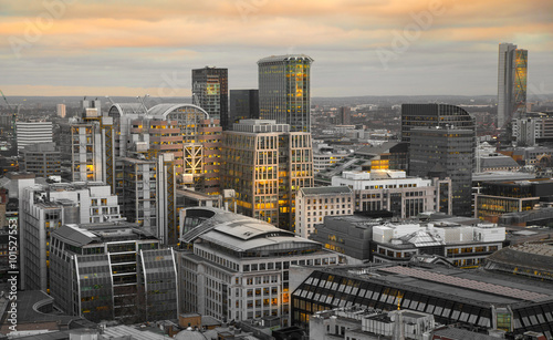 londyn-uk-styczen-27-2015-miasto-londyn-przy-zmierzchu-biznesu-i-bankowosci-aria-widok-z-lotu-ptaka