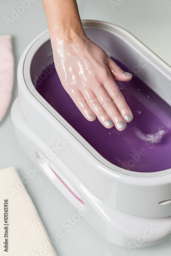 Fotografía Female hands in a paraffin wax bowl