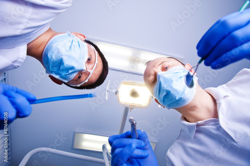 Fototapeta na szkło dentysta leczy zęby