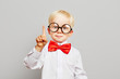 Leinwandbild Motiv Kind mit Brille hat eine Idee