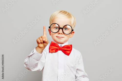 Fotografía Kind mit Brille hat eine Idee