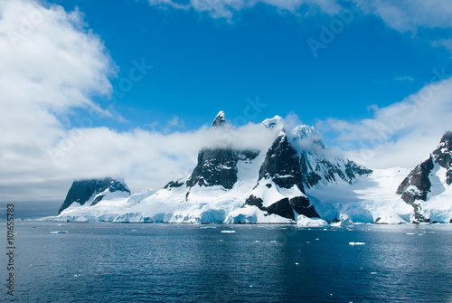 gory-antarctica-w-pieknym-slonecznym-dniu