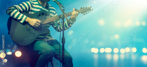 Zdjęcie XXL Gitarzysta na scenie dla tła, miękkiej części i plamy pojęcia ,.