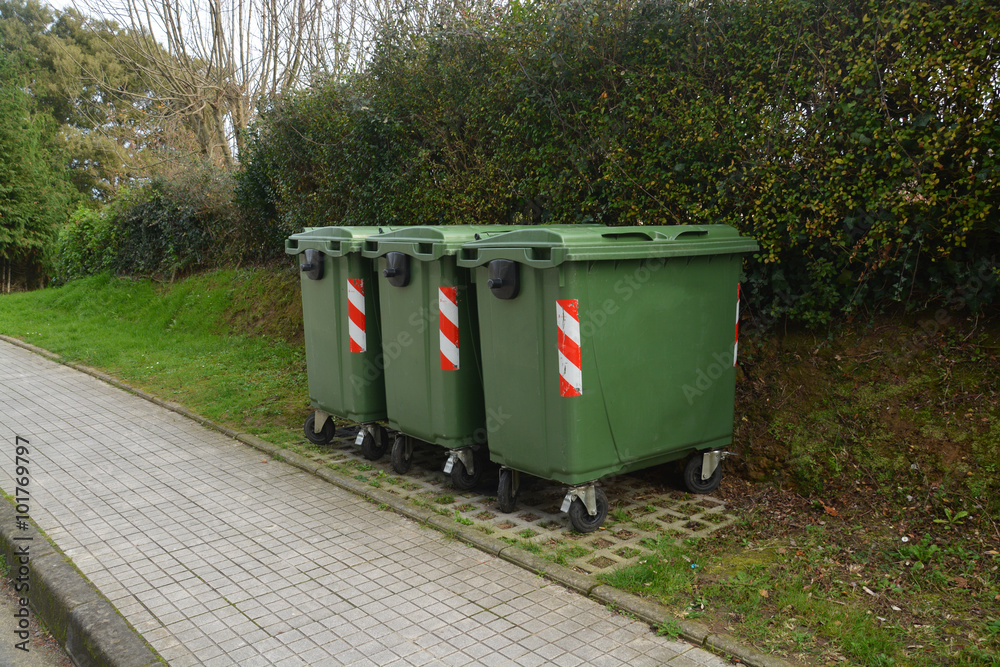 contenedores para el reciclaje de basura Stock Photo | Adobe Stock
