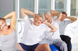 © Robert Kneschke - Gruppe Senioren macht Gymnastik im Fitnesscenter