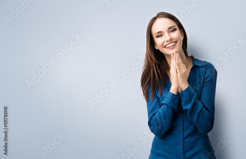 Fotografía happy gesturing smiling young woman, with copyspace
