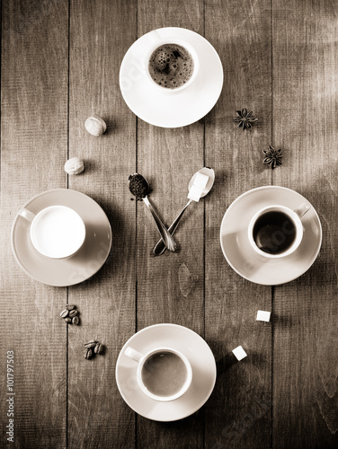 filizanka-herbaty-mleko-kawa-na-drewnie