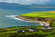 Häuser an der Küste von Irland