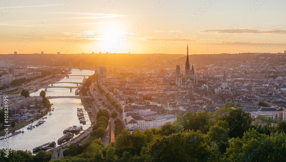 Panorama de la ville de Rouen au soleil couchant avec la Seine et la cathédrale. Pris de la côte Sainte-Catherine - obrazy, fototapety, plakaty 