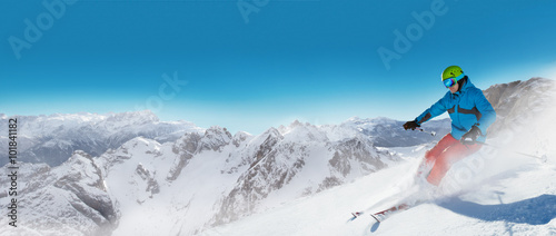 Dekoracja na wymiar  narciarz-czlowiek-dziala-w-dol-na-slonecznym-zboczu-alpejskim