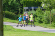 Inline-Skating mit den Kindern im Park