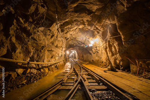 Cuadros en Lienzo Gold mine underground ore tunnel with rails