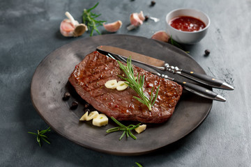 Grilled steak with garlic