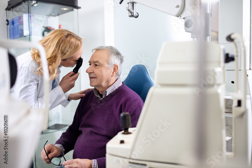Fotografía Female ophthalmologist determines diopter