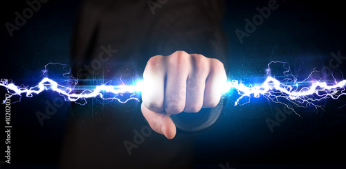 Fotografía Hombre de negocios que sostiene el perno luz eléctrica en sus manos